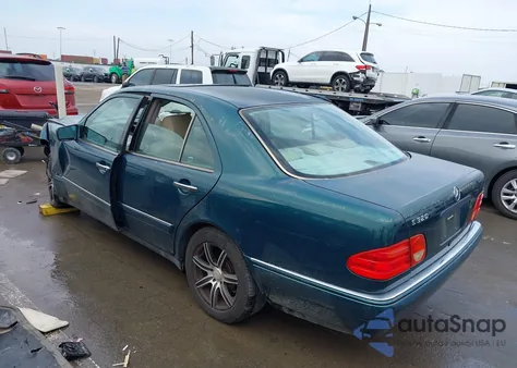 1998 Mercedes-Benz E 320 z USA, uszkodzony, nr VIN WDBJF65F4WA442977